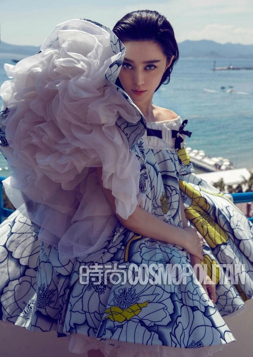 范冰冰背对镜头展现完美背部曲线，细腻肌肤与服装质感形成动人对比