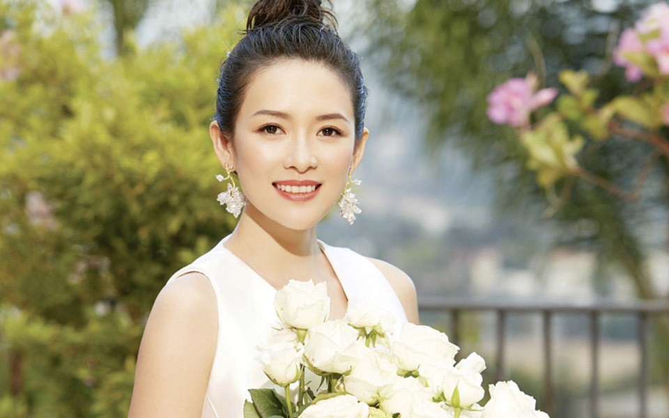 章子怡侧颜凝视窗外，柔和光线勾勒出她沉静而富有故事感的轮廓，犹如一幅现代仕女沉思图