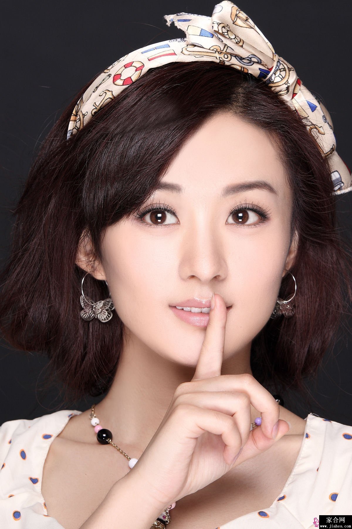 赵丽颖置身于纯白背景中，身穿简约黑色礼服，优雅侧身，展现静谧而高级的美感。