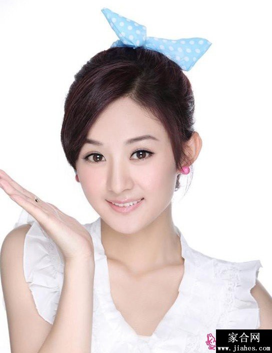 赵丽颖笑容灿烂如夏日阳光，散发无忧无虑的青春活力，极具感染人心之魅力。