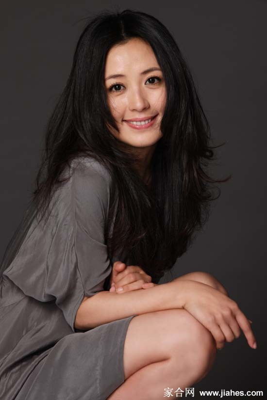 远景构图，杨童舒立于简约空间中央，姿态挺拔如舞者，整体画面充满呼吸感与艺术张力