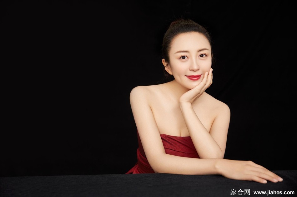 闭幕画面，杨童舒展露淡然自信的微笑，所有光影与线条归于平静，留下无尽余韵与想象空间