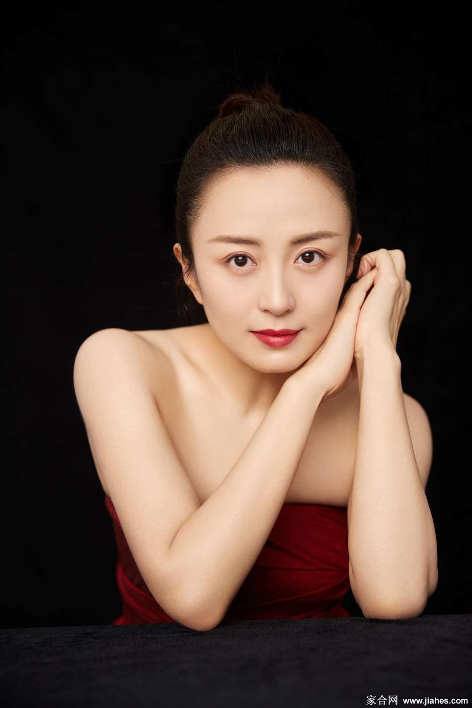 黑白光影大片，侧脸轮廓精致如雕塑，焦点凝聚于优雅的颈部与肩线，诠释极致简约之美