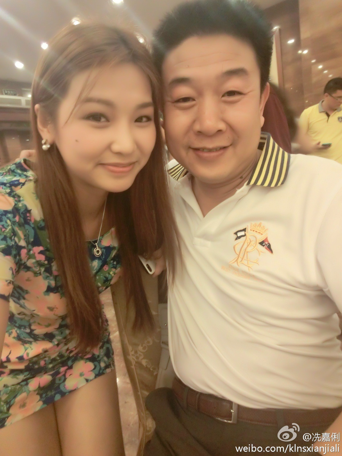 镜头前的冼嘉俐姿态优雅，展现现代职业女性的自信与从容