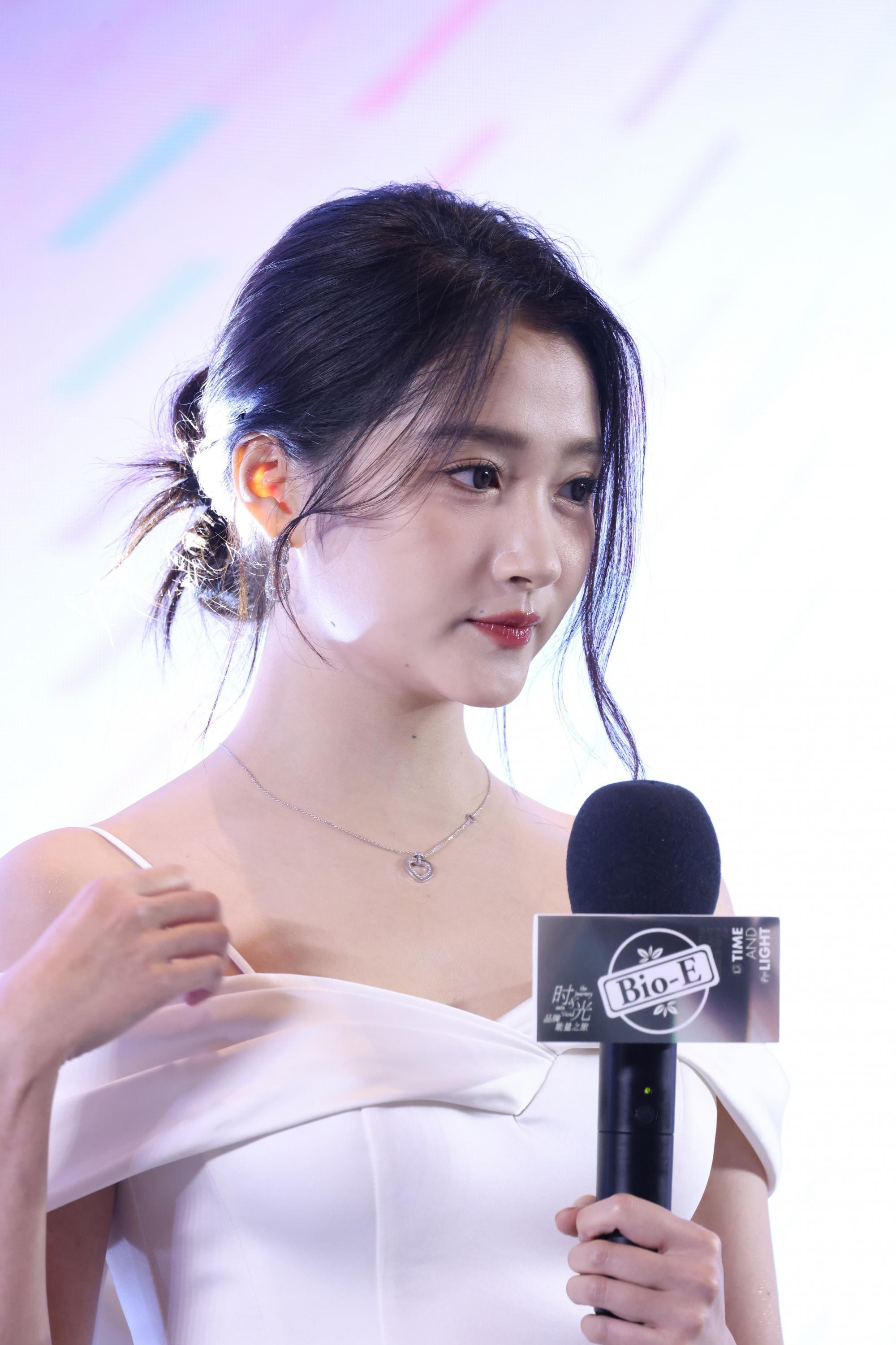 关晓彤微扬下颌展露优越肩颈线 璀璨灯光为侧颜镀上光华