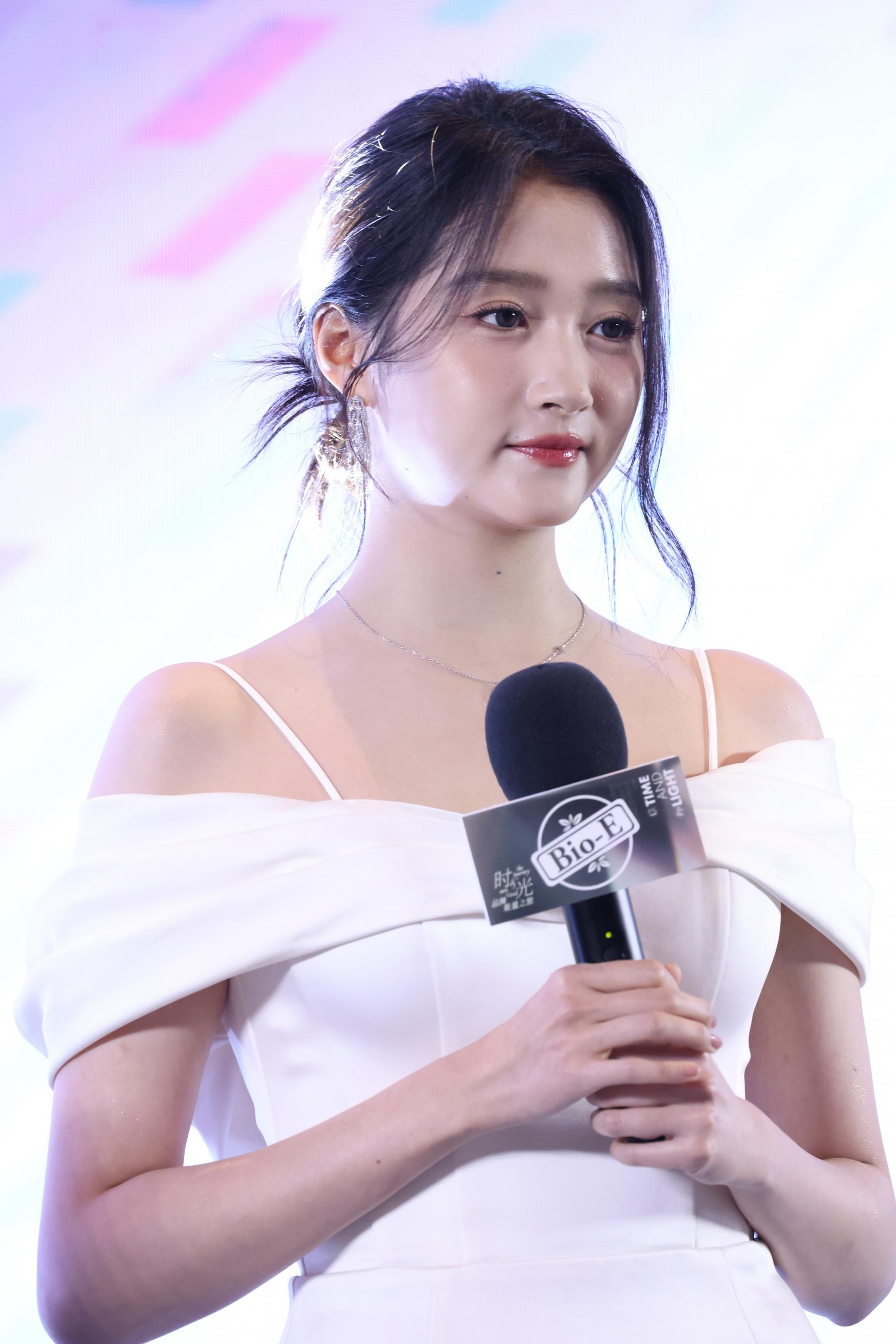 光影交错间关晓彤回眸浅笑 生图捕捉其灵动鲜活瞬间