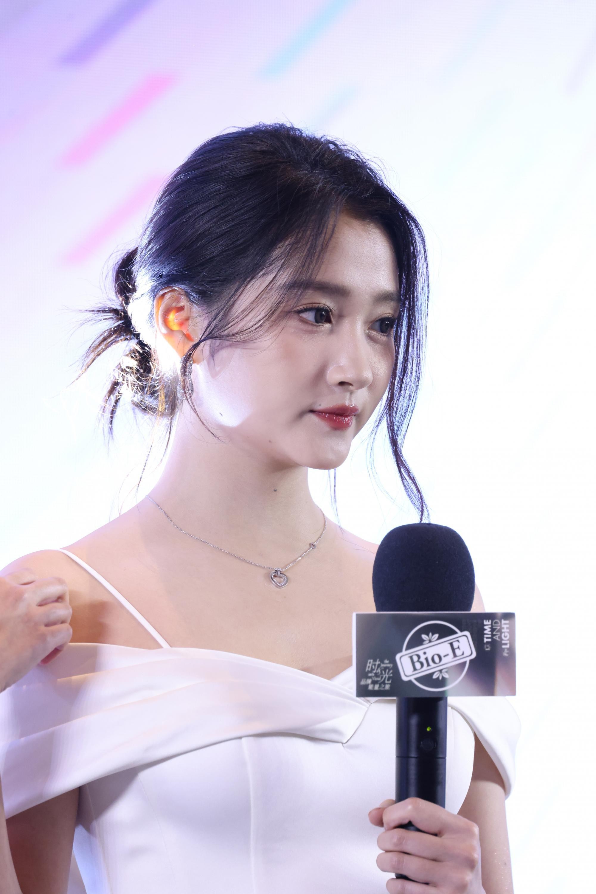 关晓彤侧身与友交谈仪态优雅 生图见证其红毯下的自然魅力