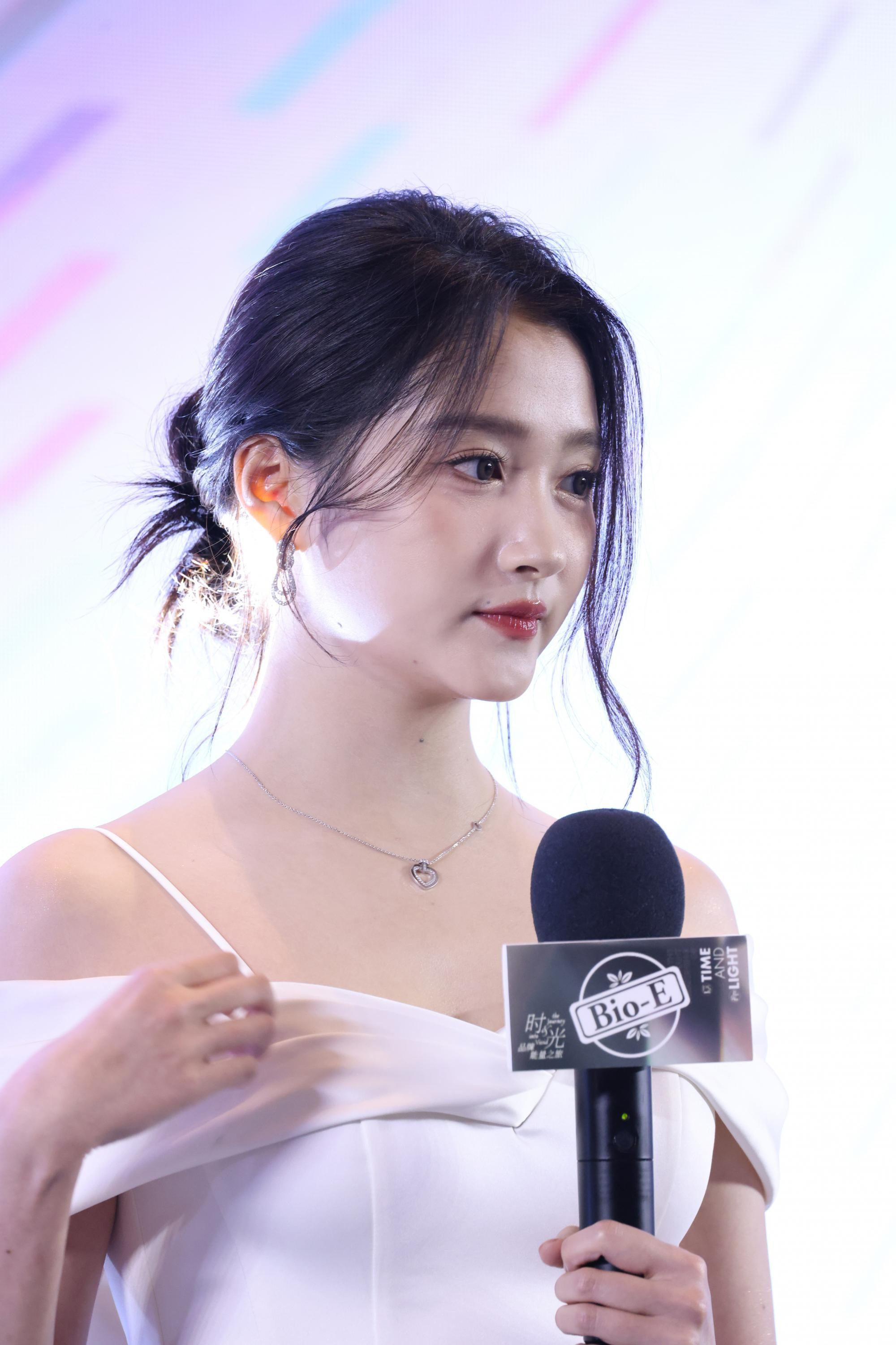 关晓彤于宴会厅中从容而立 鎏金长裙曳地宛若漫步星河