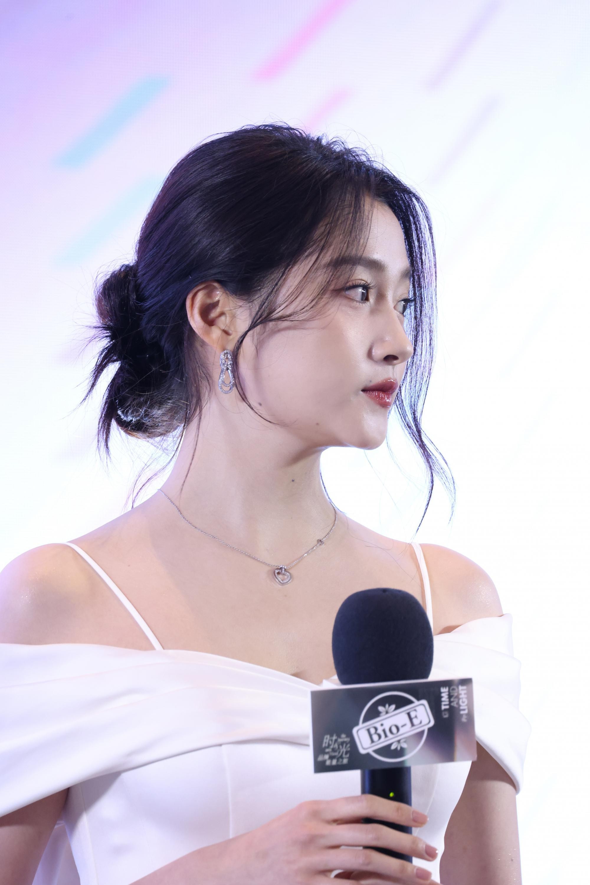 镜头特写下关晓彤眼眸清澈 璀璨珠宝与礼服光芒相映生辉