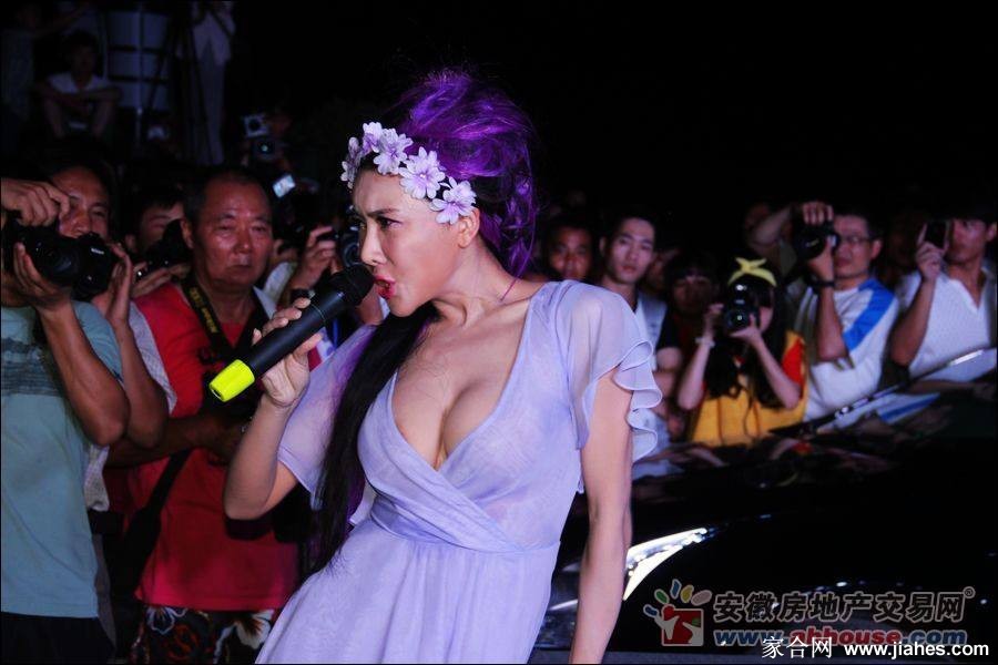 轻纱幔帐后的剪影，东方神秘美学的现代呈现