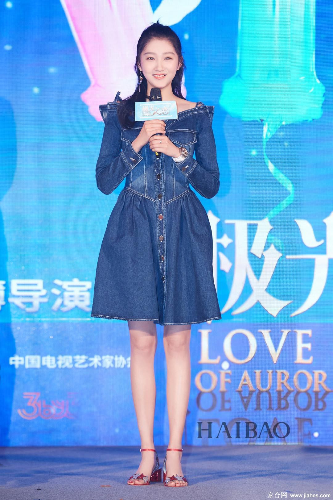 关晓彤身着黑色修身短裙端坐，展露优雅身姿与自信神态