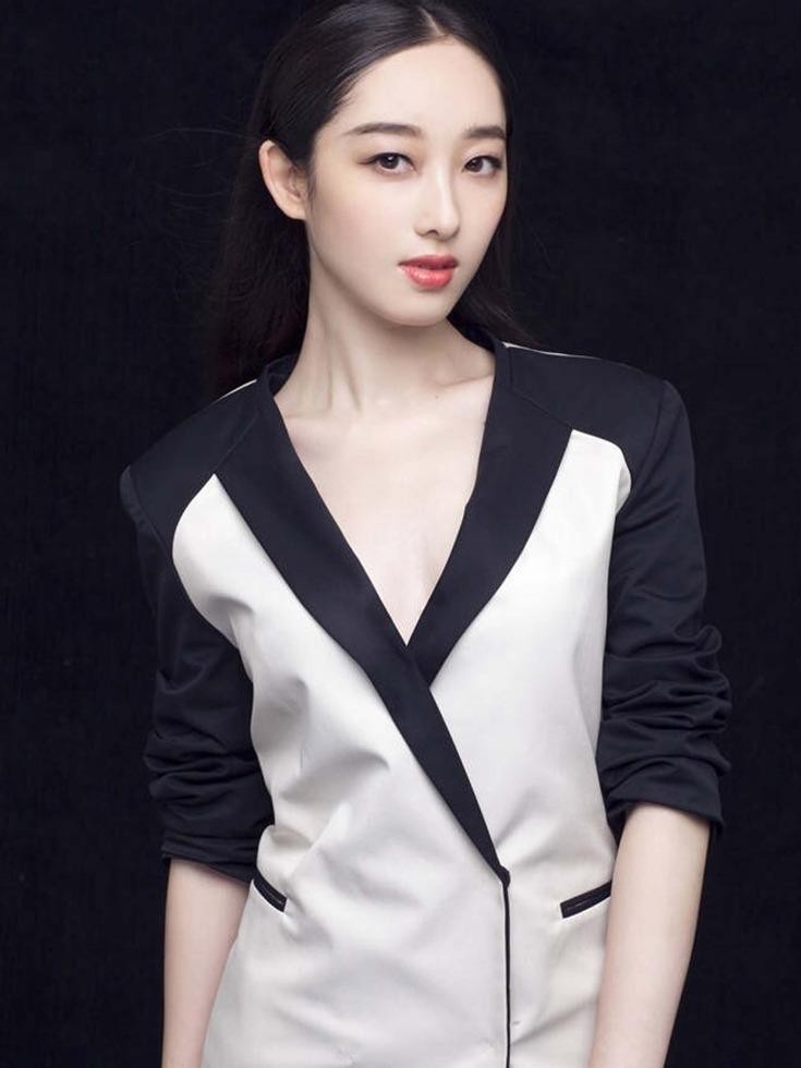 近距离捕捉蒋梦婕的面部特写，细腻肌肤与精致五官在侧光中层次分明，深邃眼眸中藏着万千故事