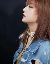 赵薇行走间抓拍，牛仔外套衣角飞扬，步伐坚定有力，动态中尽显强大气场与时尚表现力