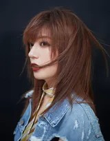 赵薇整体造型全景，破洞牛仔套装完整展现，在简约背景下凸显个性穿搭与巨星风采