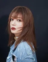 赵薇凝视镜头，破洞牛仔的粗犷与细腻妆容形成对比，凸显刚柔并济的独特女性魅力