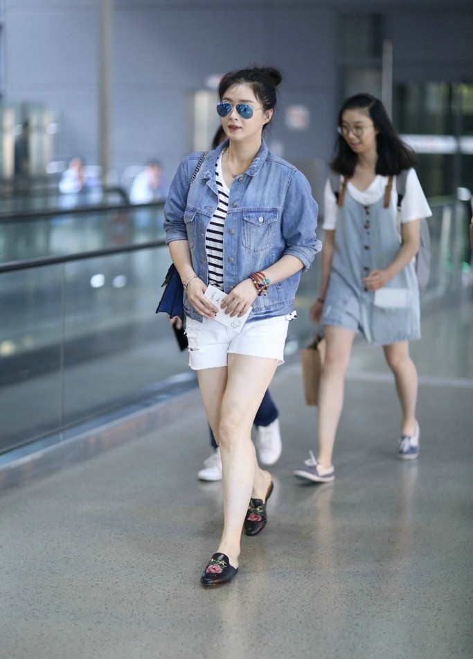 蒋欣漫步间回眸浅笑，夏日清新气息与灵动之美跃然眼前