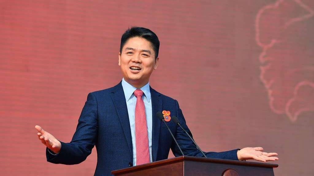 刘强东怎么样？从“站柜台”到185亿出海，这个江苏汉子的三次关键转身