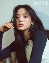 特写镜头下的眼眸与耳畔流苏，金玟池眼神清澈，摇曳的珠光映衬眼底星辰