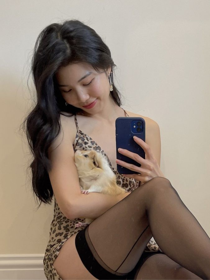 美女与宠物鼠多角度自拍，时尚黑丝豹纹装扮与萌宠形成鲜明对比