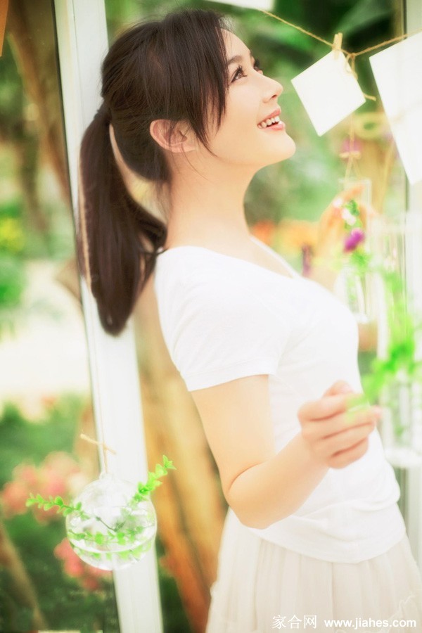 袁姗姗长发披肩低头浅笑，尽显柔美与羞涩