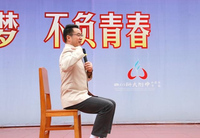 别再当“念稿机器”！3个声音魔法，让你开口就抓住人心