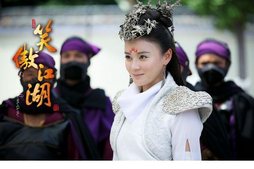 袁姗姗饰演的任盈盈于轻纱掩映间垂眸浅思，银线绣成的纹路在裙摆绽放，静谧中蕴藏着江湖的波澜