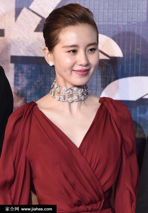 刘诗诗一袭深V红裙侧身回眸，光影勾勒出完美的天鹅颈与蝴蝶骨，优雅如古典画卷。
