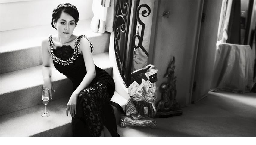 许晴背对镜头露出大片光洁美背，身体曲线宛如优雅乐章，充满含蓄的张力