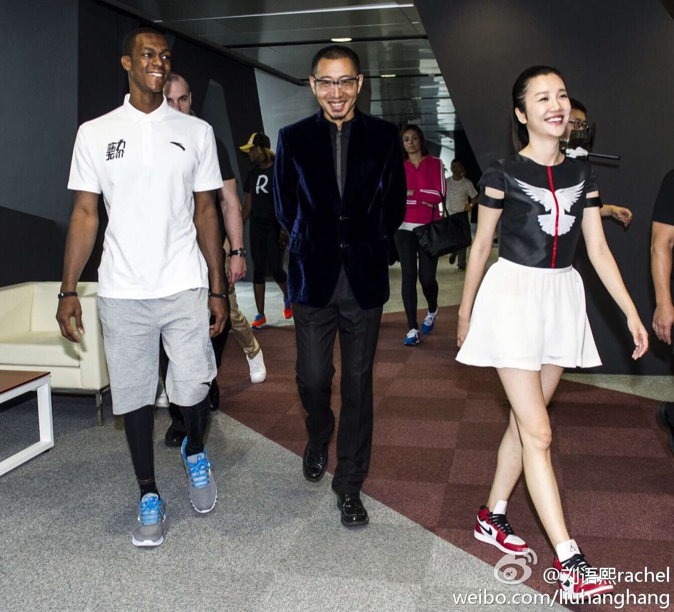 刘语熙倚靠窗边展露明媚笑容，慵懒长发散发随性之美