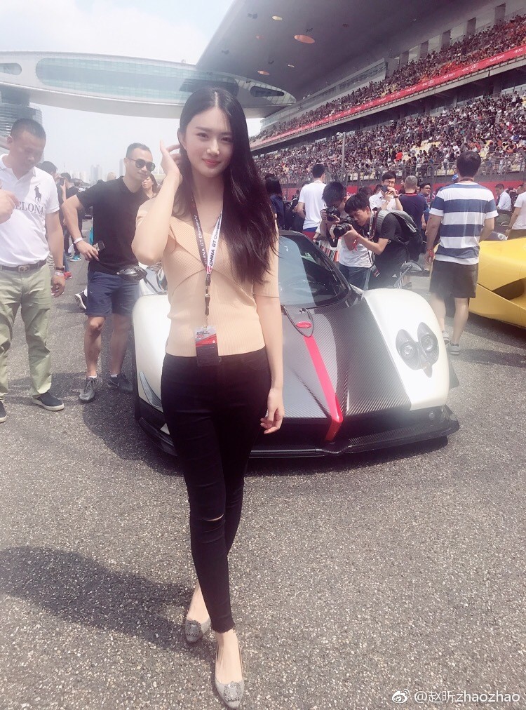 赵昕以一身牛仔造型亮相，率性中不失柔美，展现刚柔并济的时尚态度
