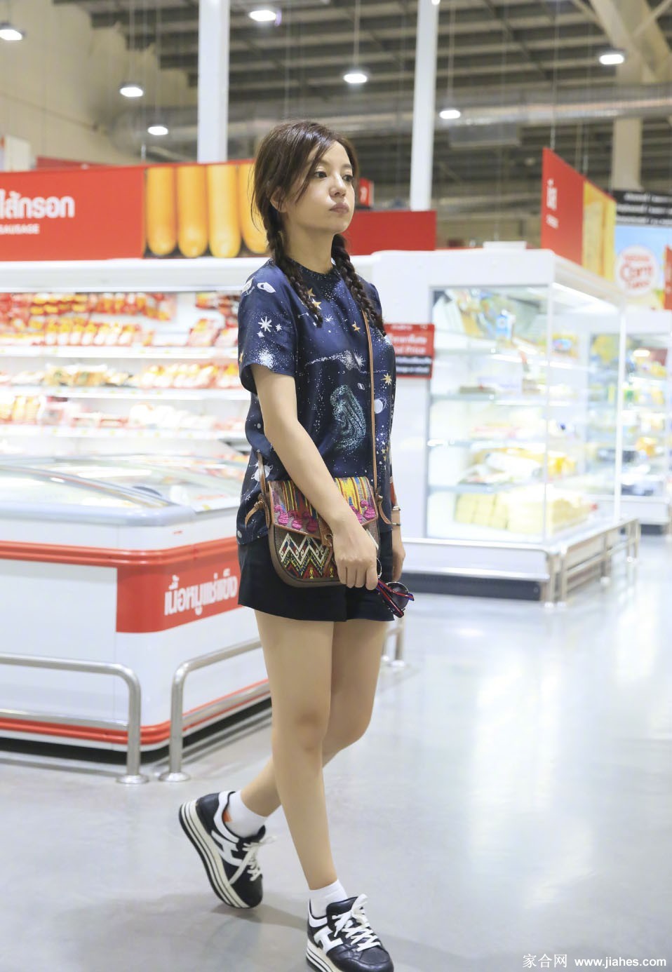 赵薇浅笑凝视镜头：短裙摆随风微扬，展露自信洒脱的都市女性魅力