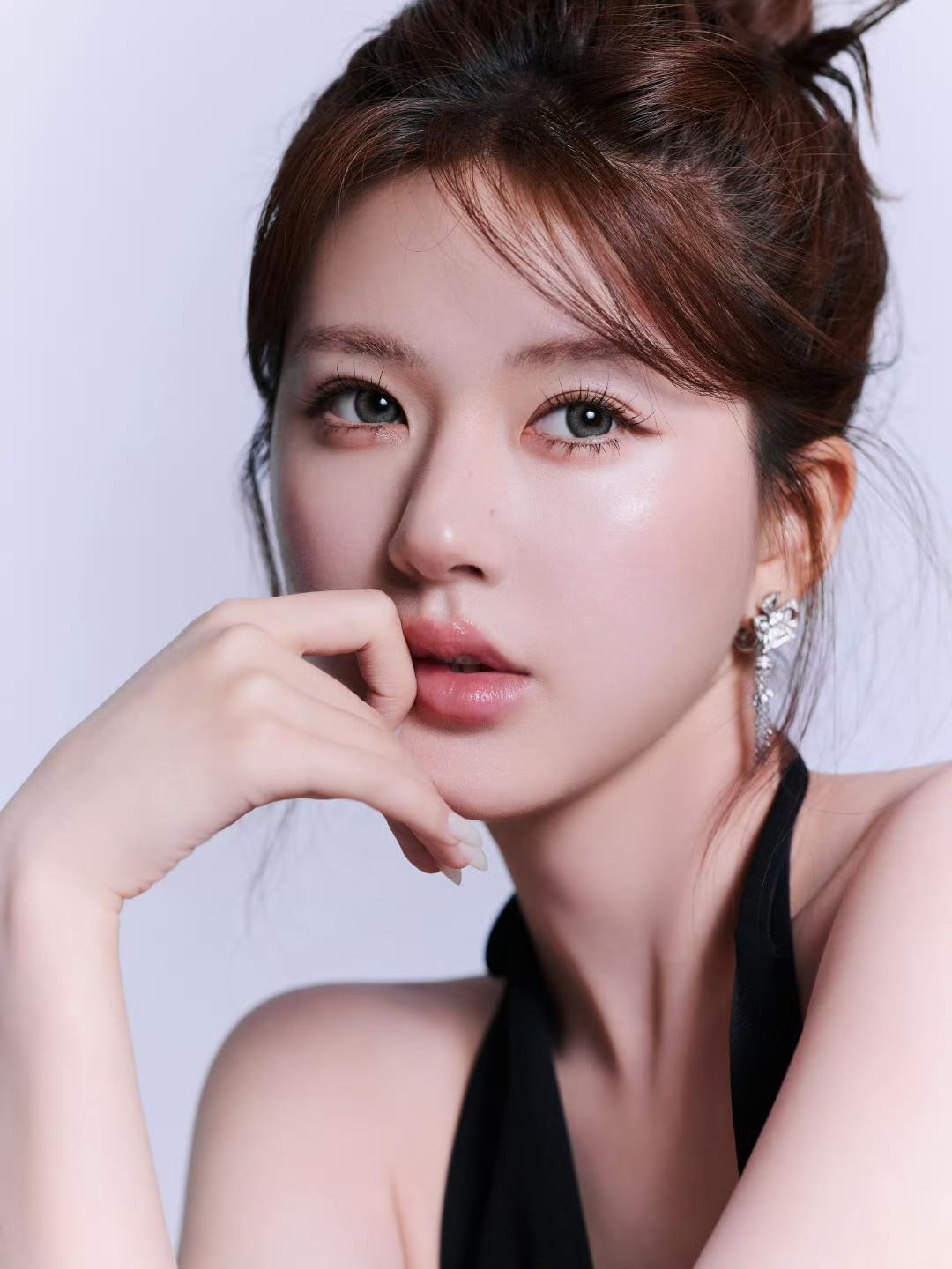赵露思一袭黑色修身礼服，于天台光影间凝视远方，柔美与冷艳交织