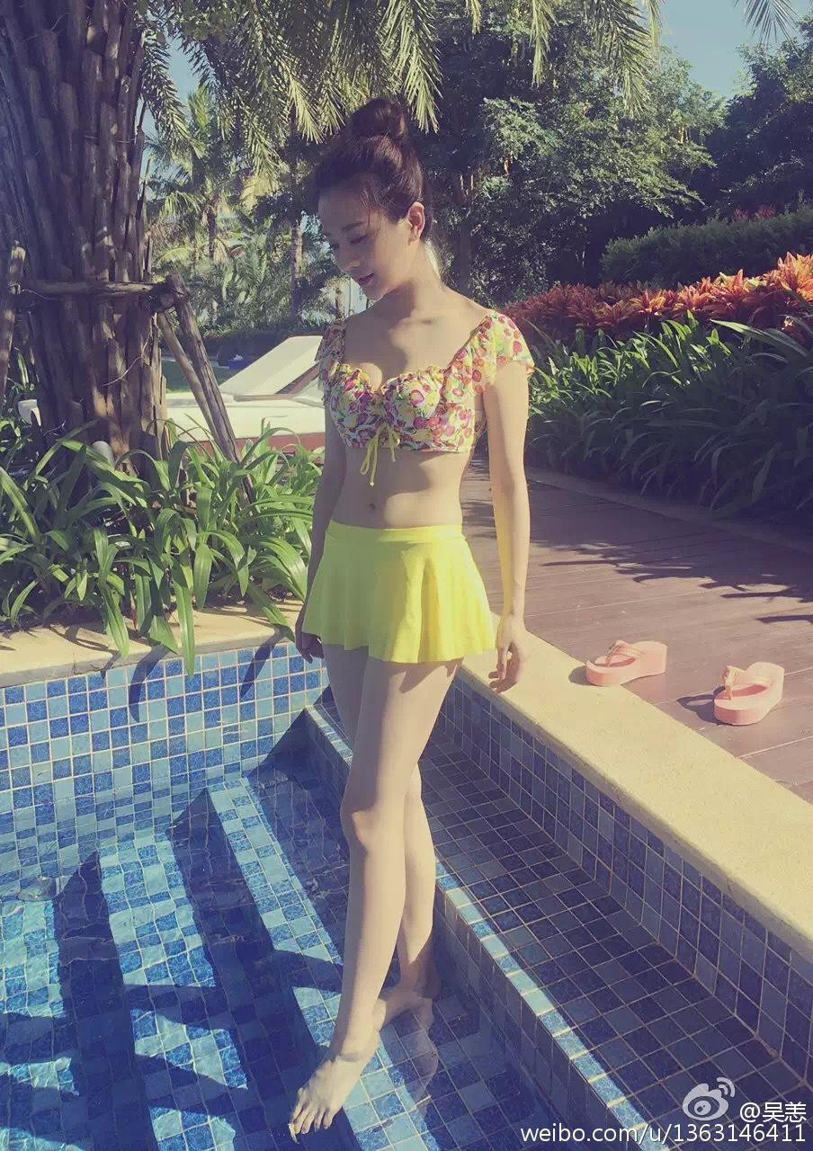 吴恙直视镜头，性感写真中透出自信与魅力光芒