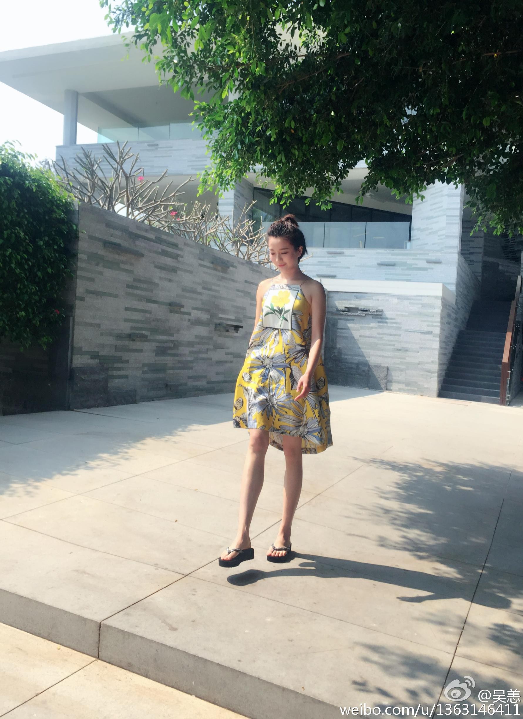 吴恙优雅坐姿，短裙下丝袜美腿勾勒出曼妙曲线