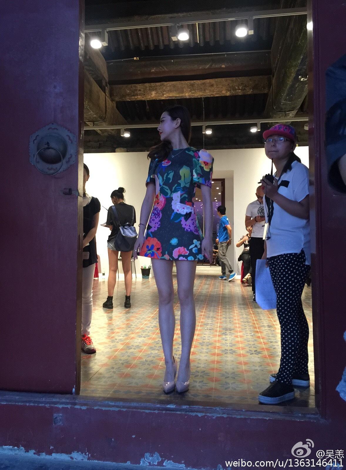 吴恙回眸一笑，丝袜与短裙在光影中交织出迷人风情