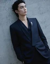 吴磊街头型格写真演绎轻熟魅力