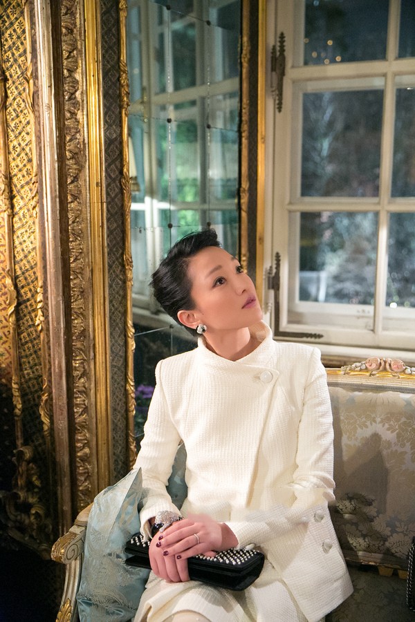 周迅于秀场光影间从容回首，瞬间定格其与香奈儿交织的时尚篇章