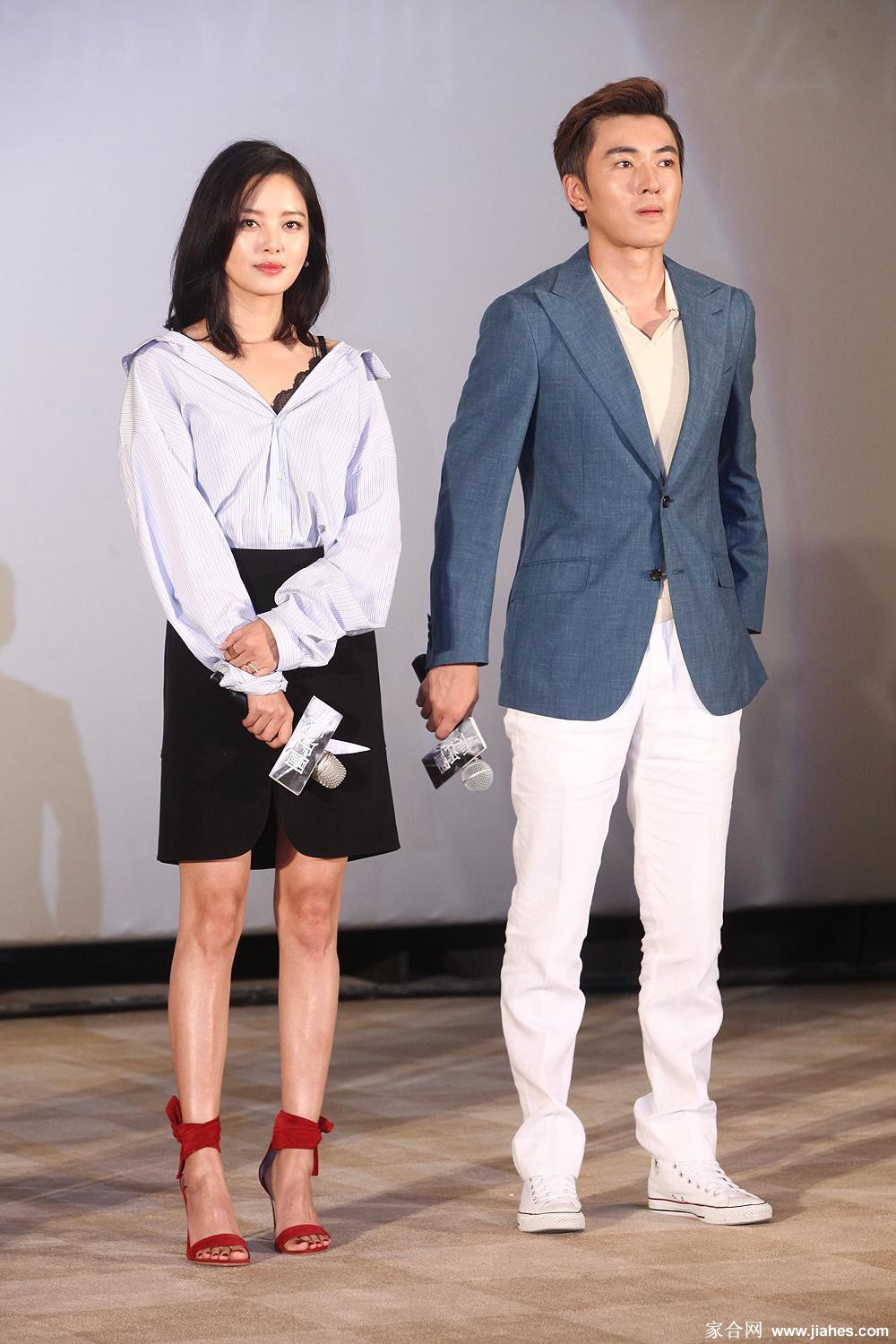 辛芷蕾侧身回眸，超短裙与高跟鞋勾勒出完美身材曲线，瞬间定格都市摩登风情