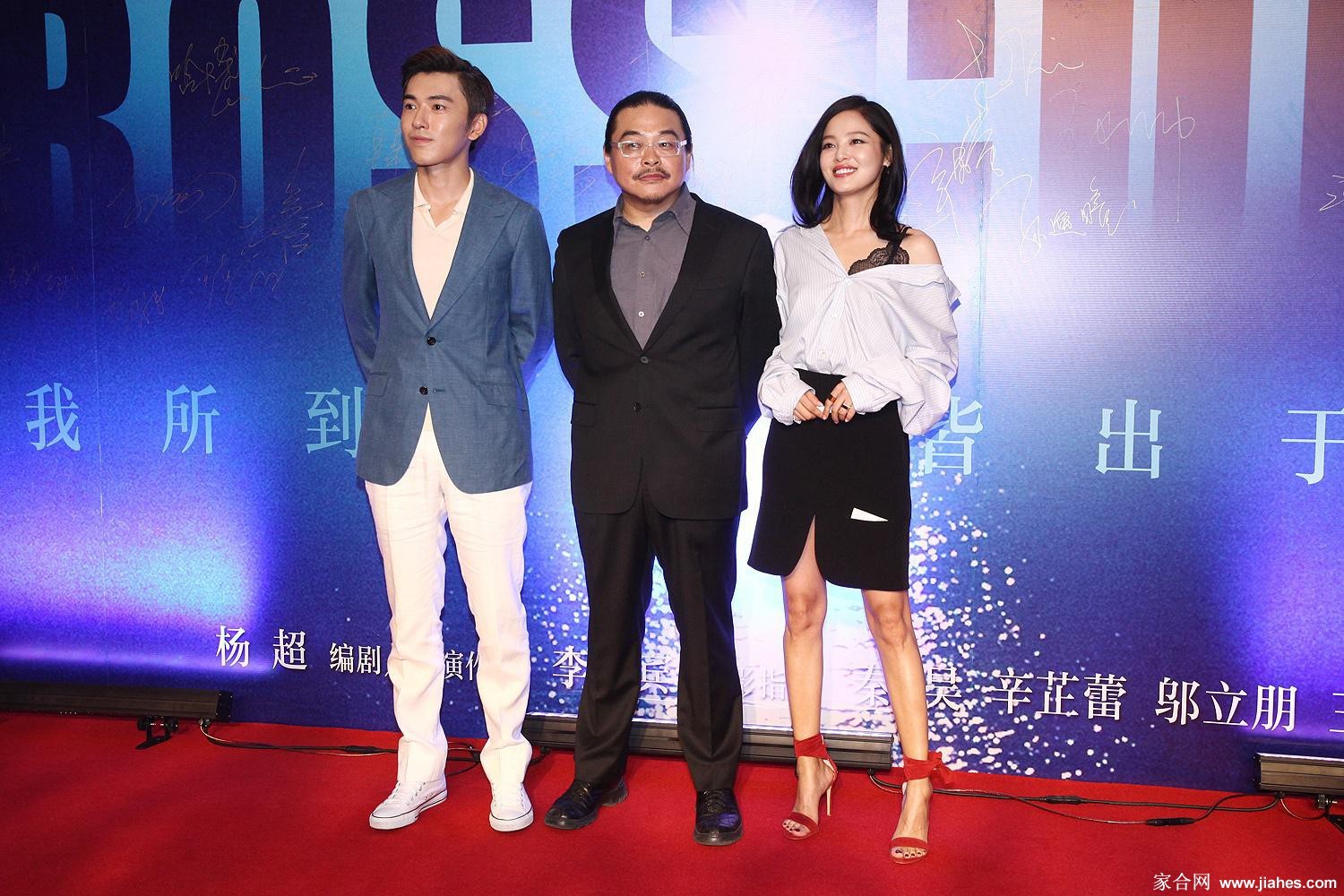 辛芷蕾倚坐高脚凳，黑丝袜与恨天高搭配，演绎出夜晚般的深邃与迷人魅力
