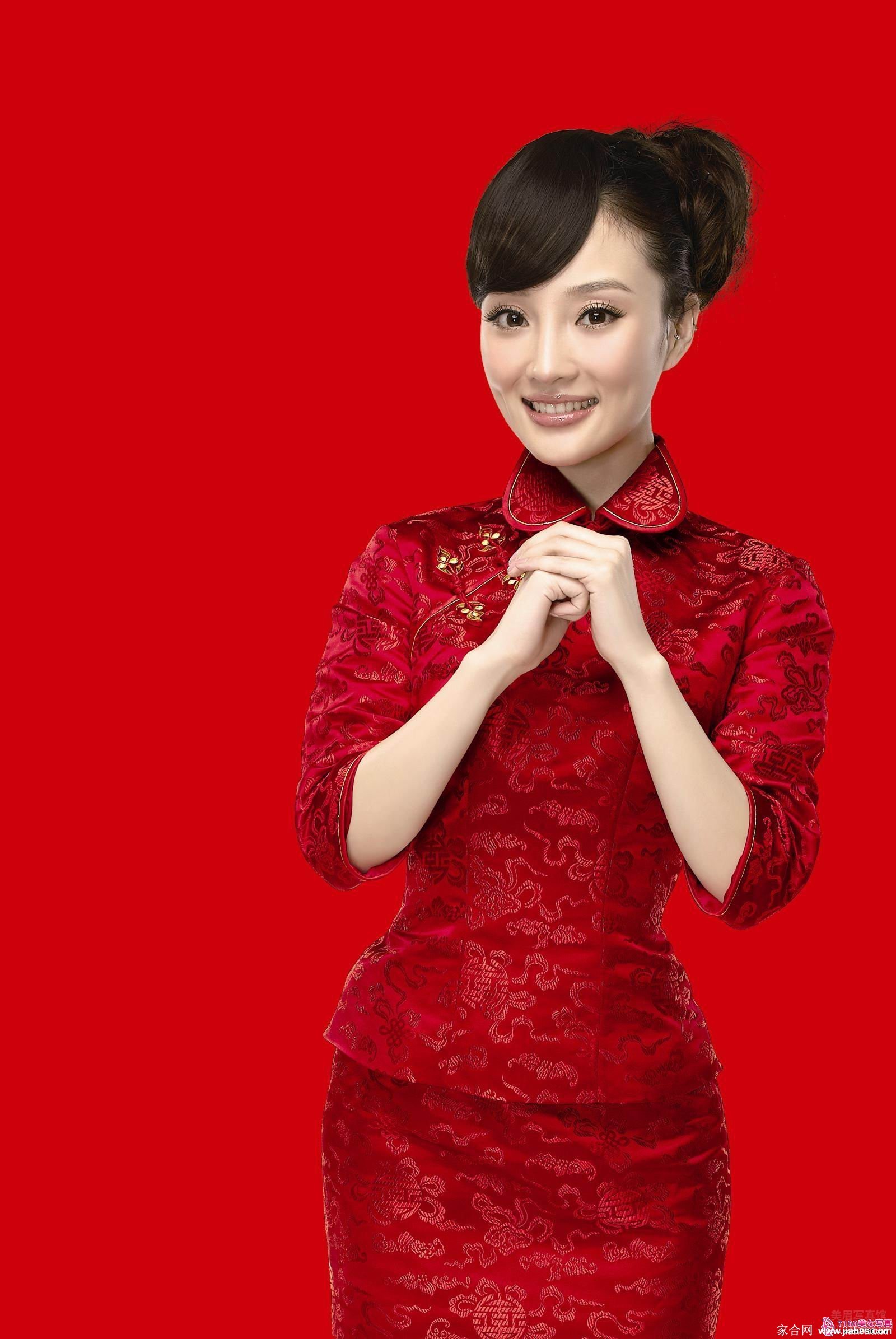 李小璐在《当婆婆遇上妈》中清新甜美的单人剧照，眼眸含笑，尽显角色温柔气质