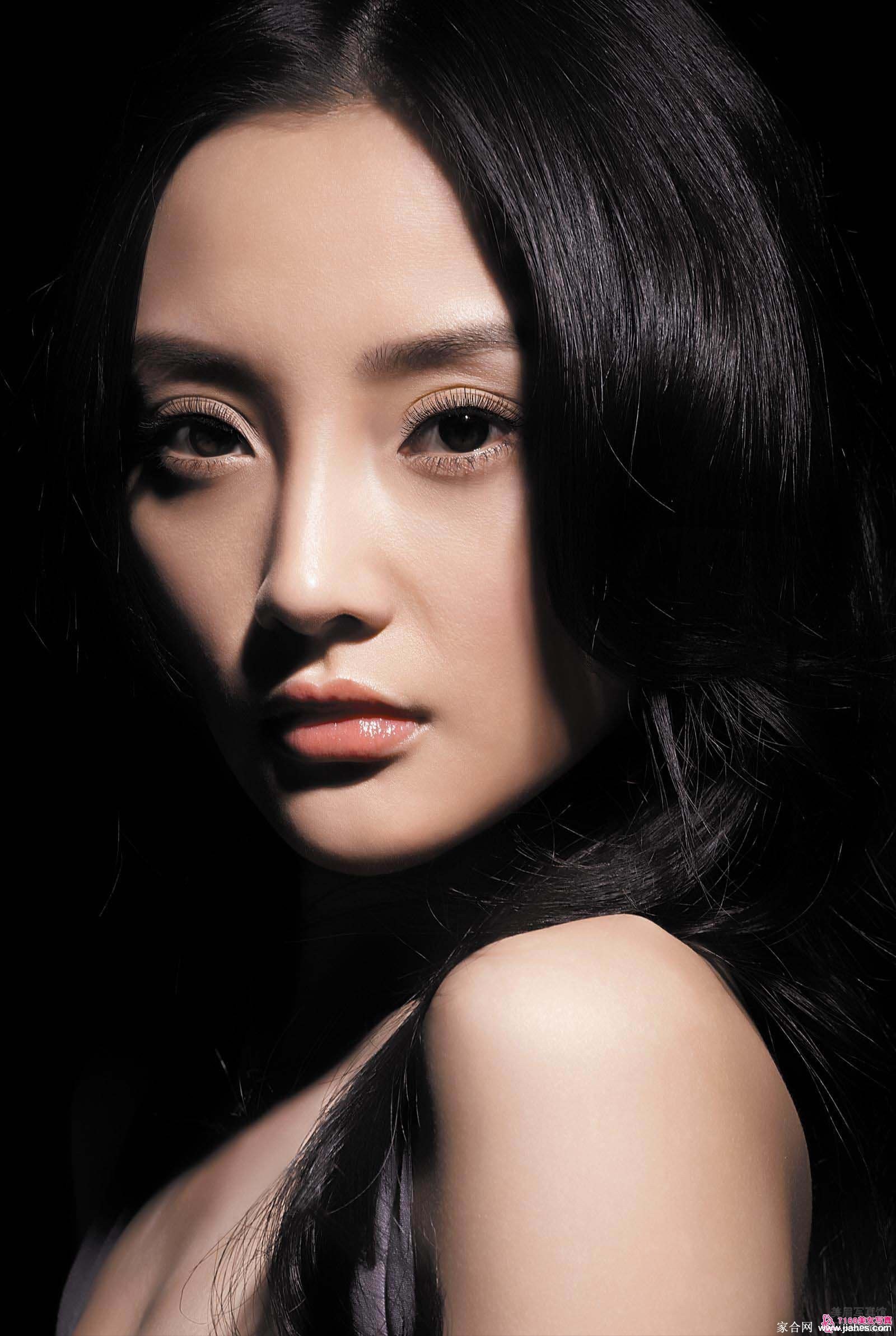 李小璐与贾乃亮在剧中甜蜜依偎的浪漫时刻，爱情的美好溢出屏幕