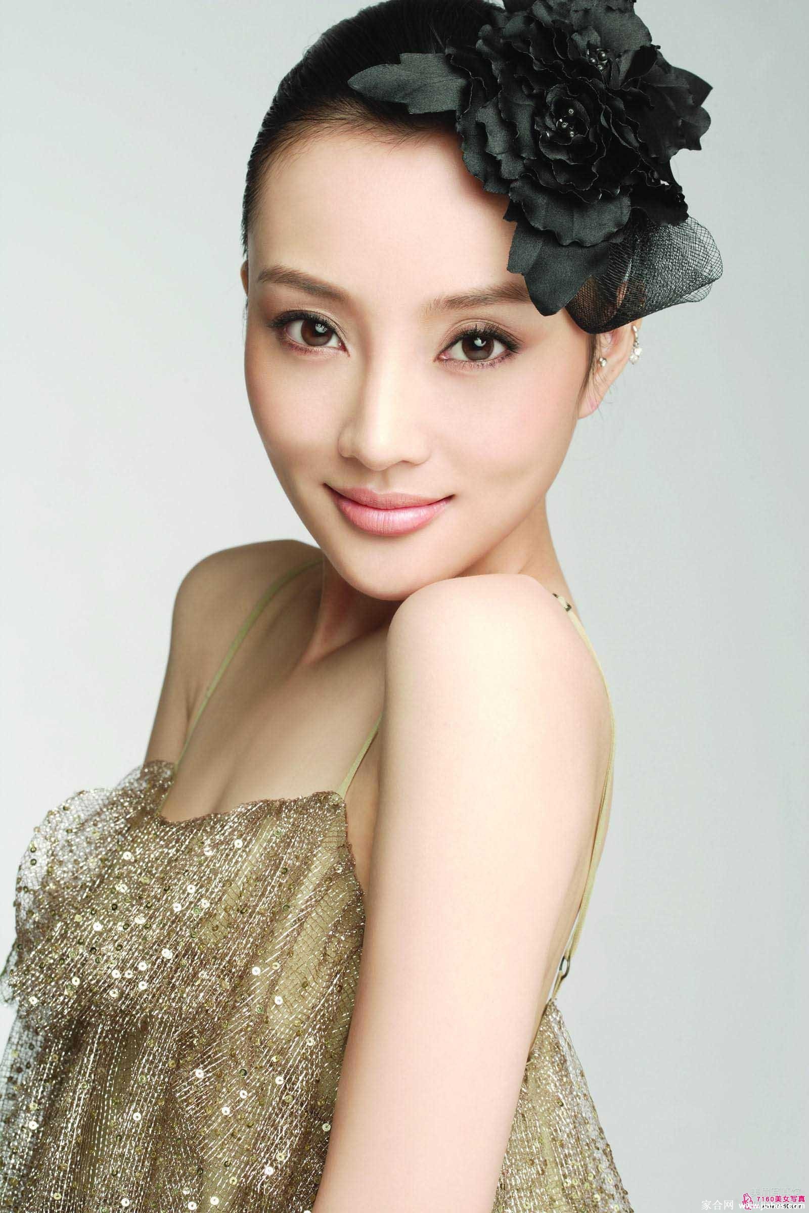 李小璐身穿居家服，神情专注地凝视某处，展现剧中人物细腻的内心世界