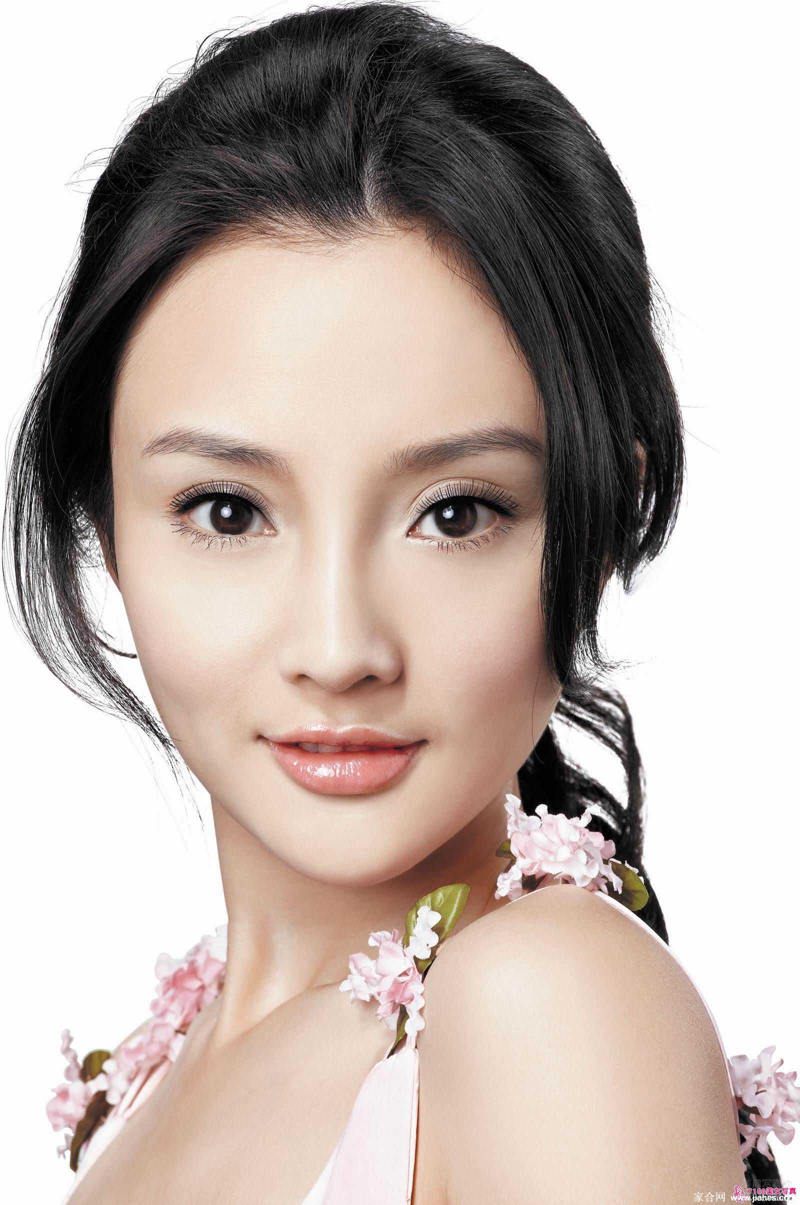 李小璐梳着清爽发型，回眸一瞬被抓拍，展现其灵动自然的多变神态
