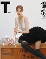 钟楚曦单手撑地展现力量与柔美，不规则黑裙勾勒完美曲线
