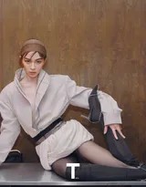 鎏金西服搭配湿发背头，钟楚曦诠释复古摩登女郎