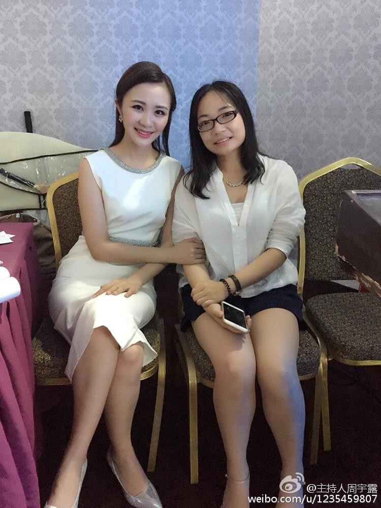 周宇露倚靠窗边，自然光线勾勒出柔和的轮廓，笑容清爽，展现亲近自在的素颜状态。
