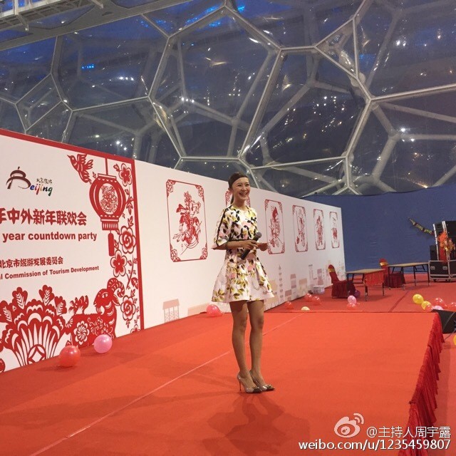 周宇露身着休闲短裙，倚坐在现代风格的桌椅旁，姿态放松，演绎出都市生活中的惬意与时尚感。