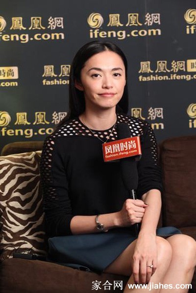 姚晨展露迷人微笑，精致妆容与华服衬托下尽显巨星风范
