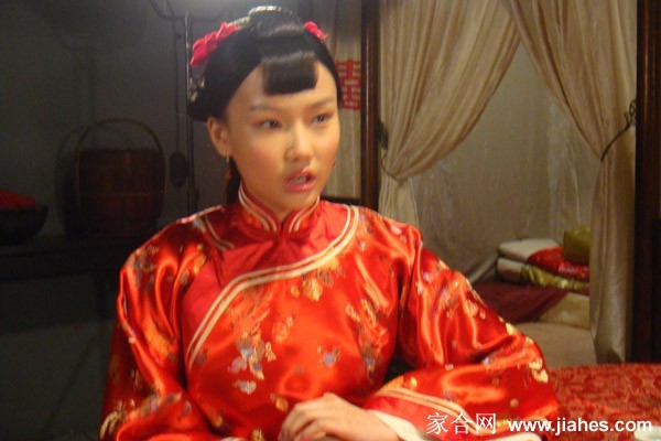 黄龄以优雅姿态倚靠，散发迷人慵懒的东方韵味