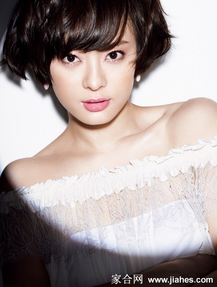 孙俪背影回眸，礼服勾勒完美曲线，光影间尽显朦胧性感韵味